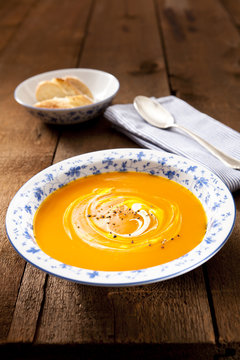 K&uuml;rbissuppe mit Schmand und schwarzem Pfeffer