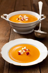 Kürbissuppe mit Apfelstücken