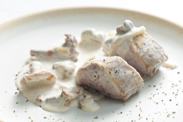 pork tenderloin with mushrooms and creamy sauce