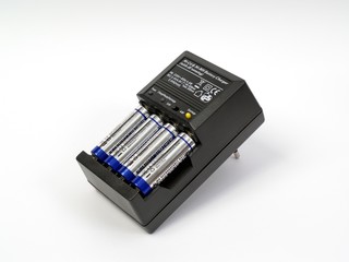 ЗАРЯДНОЕ УСТРОЙСТВО И АККУМУЛЯТОР