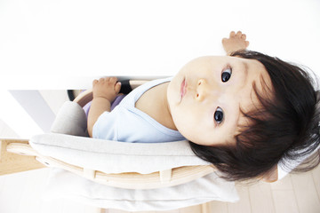 椅子に座る乳児