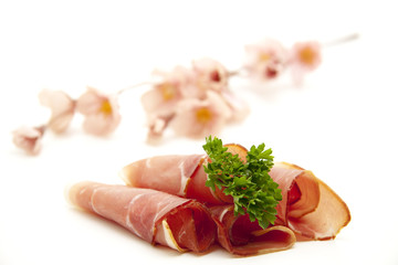 Roher Schinken mit Petersilie