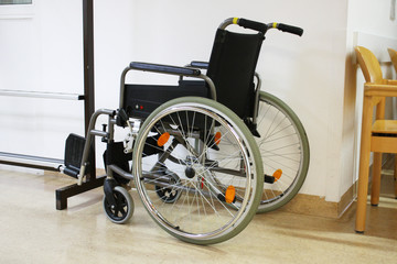 Fototapeta na wymiar Rollstuhl für Schwerbehinderte