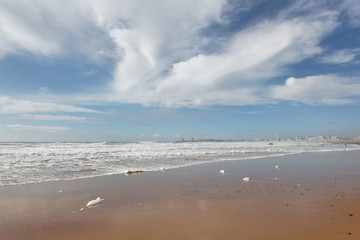 Fototapeta na wymiar plage, soleil et nuages