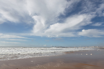 plage, soleil et nuages