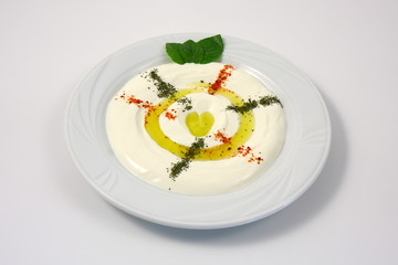 piatto decorato con menta paprika e prezzemolo