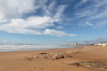 Fototapeta na wymiar plage, soleil et nuages