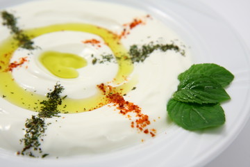 piatto di yogurt paprica e menta