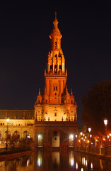 Fototapeta na wymiar KANAŁ TOWER. Plaza Hiszpanii Sevilla. 2010