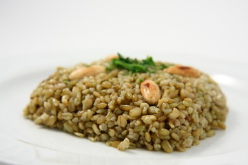 piatto con grano mediorientale