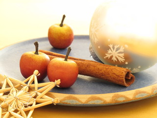 Drei Äpfel, Strohstern, Weihnachtskugel