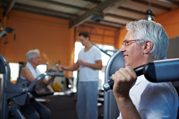 Fototapeta na wymiar Senioren trainieren im Fitnesscenter