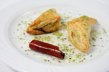 cannella con fette di dolce