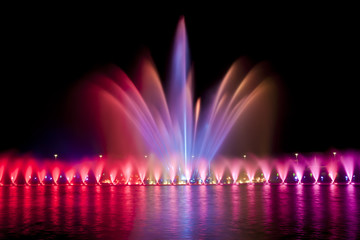wrocławska fontanna nocą