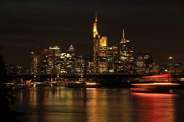 Frankfurt-Skyline bei Nacht mit Schiff