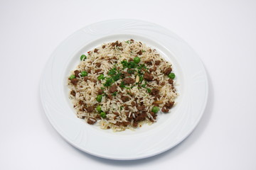 piatto di riso con piselli e carne