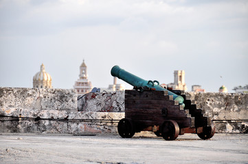 Fototapeta na wymiar Cannon w pobliżu latarni morskiej, w Hawanie, na Kubie
