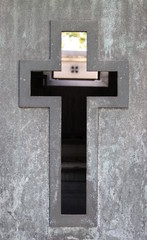 Croix sur le porte d'un caveau du cimetière du Montparnasse à Paris