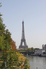 Fototapeta na wymiar La Tour Effel depuis l'île aux Cygnes à Paris