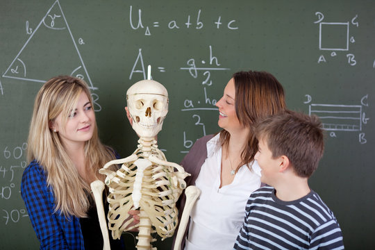 lehrerin mit schülern und skelett