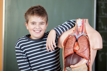 junge im biologieunterricht