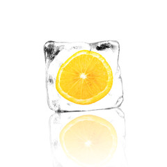 Orange im Eisblock
