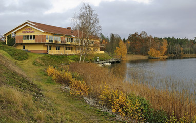 Fototapeta premium Lake motel in late autumn colors
