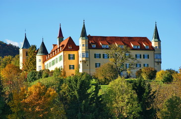 Fototapeta na wymiar Zamek Sankt Martin - Graz, Austria w słoneczny dzień jesieni.