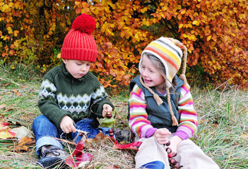 Kinder basteln in der Natur