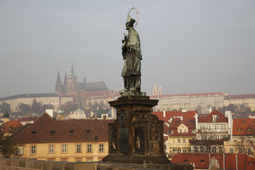Fototapeta na wymiar Statue Heiliger Nepomuk Karlsbrücke Prag