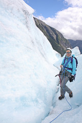 Alpiniste et glacier bleu