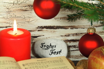 altes Gesangbuch, Weihnachtsdeko und Kerze