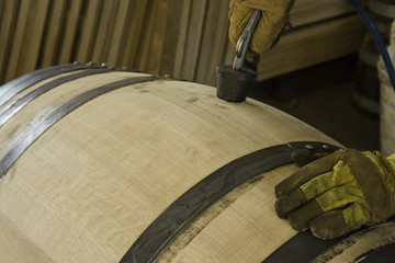Cuba de vino de roble para almacenar alcóhol, fabricación del agujero e inserción del corcho