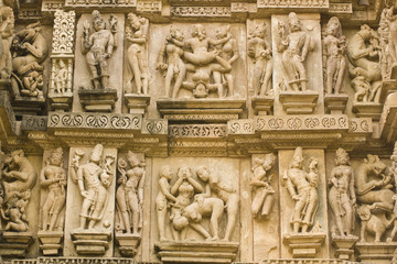 Fototapeta na wymiar Erotyczne rze¼by starożytnej świątyni hinduistycznej w Khajuraho, Indie