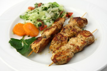 spiedini con carote e verdura in una cucina araba