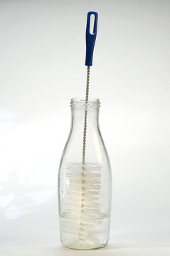 Bouteille de lait et goupillon