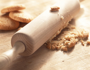 Écraser des biscuits avec un rouleau à pâtisserie