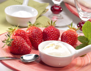 Fraises gariguette et crème fraîche