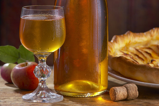 Verre et bouteille de cidre