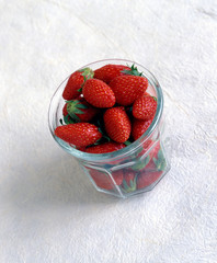 Fraises dans pot à confiture