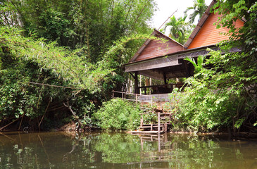 Fototapeta na wymiar wooden cottage on the lake