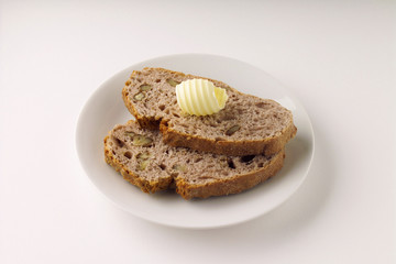 Tranche de pain et noisette de beurre