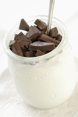 Morceaux de chocolat noir dans yaourt nature