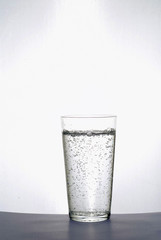 Verre d'eau gazeuse