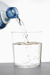 Verser de l'eau minérale dans un verre