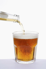 Verser de la bière rousse dans un verre