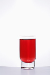 Verre de sirop de grenadine