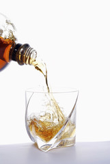 Verser du whisky dans un verre