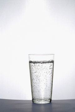 Verre d'eau gazeuse