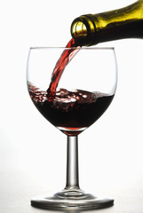 Verser un verre de vin rouge